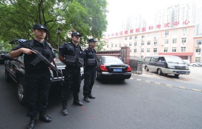 特警驻守在海淀考试中心外。京华时报记者