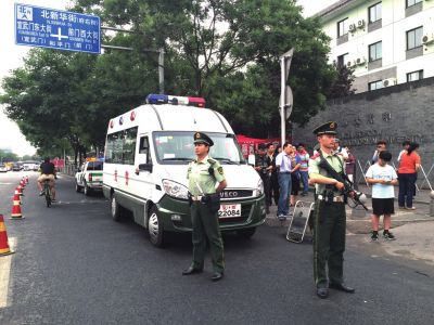 武警在北师大附中考点执勤。京华时报记者