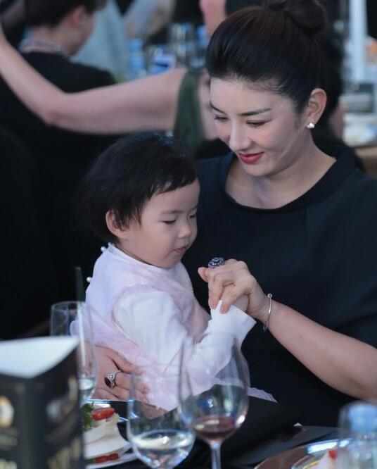 黄奕与前夫黄毅清离婚后独自抚养女儿