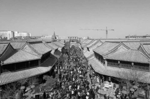 正月初六,青州昭德古街上人山人海,挤满了来自各地的游客。 本报记者 许建立 实习生 张嘉欣 摄