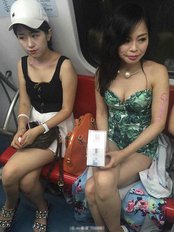 女子地铁上拿安全套当面膜 被指低俗营销(图)