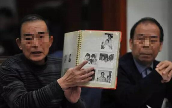 陈先生父亲到庭出示被划老照片。