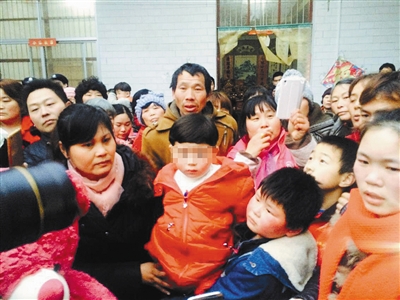6日下午,被抢女童在警方护送下回到家中。图/市场星报