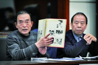 原告父亲和代理人在法庭上出示证据