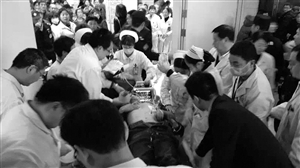 医护人员合力抢救病人 宁波一院供图